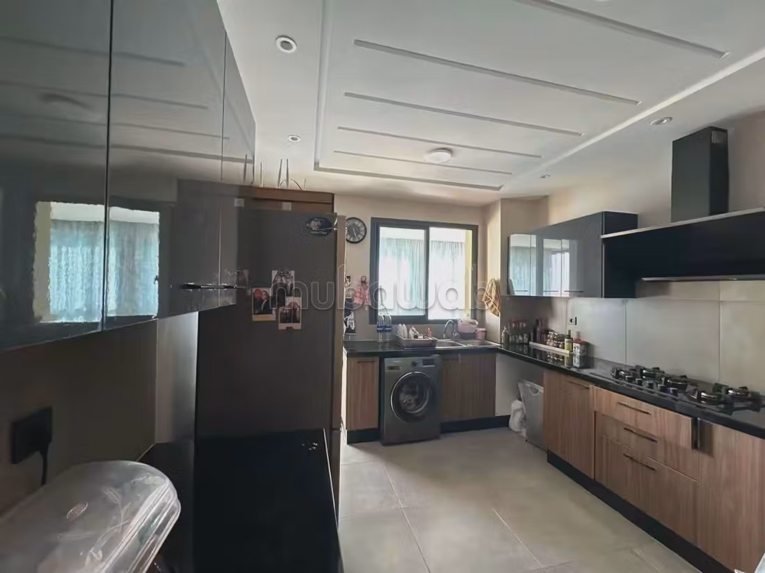 Appartement verkopen. 3 grote woonruimtes. Zolder