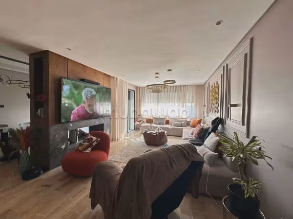 Vendre appartement. 3 grandes pièces de vie. Grenier