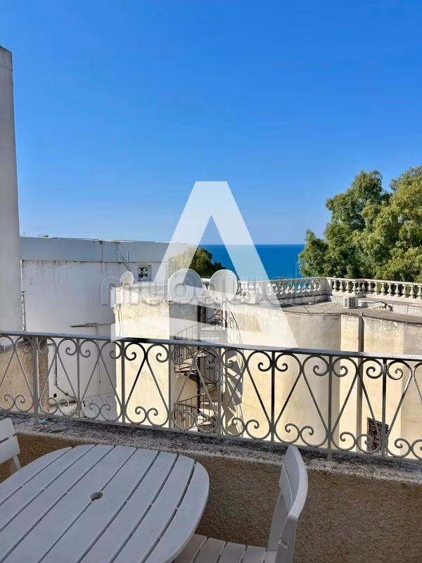 Piano di villa arredato con vista mare