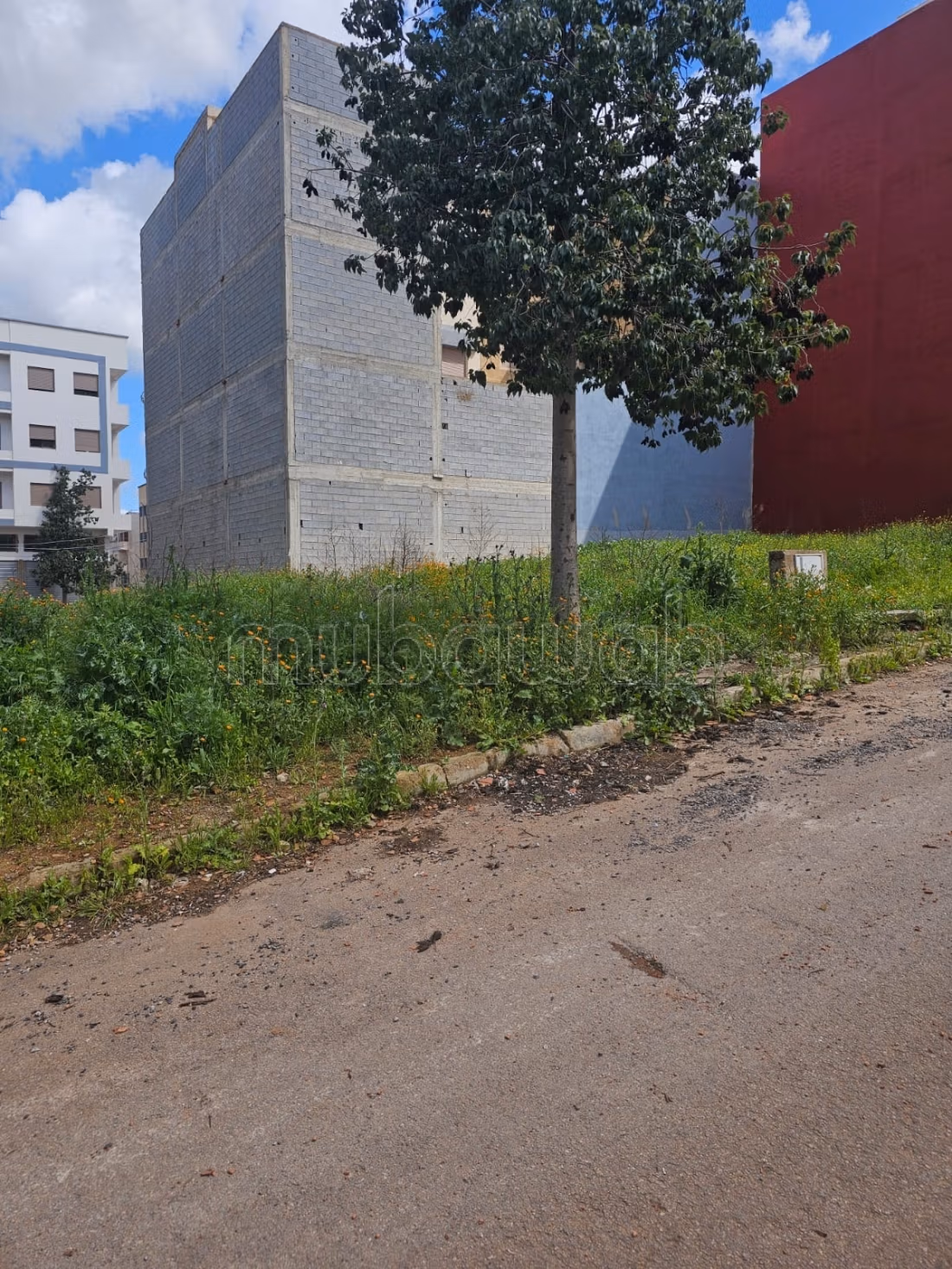 Perceel grond te koop van 160 m² - Tegenover een school -