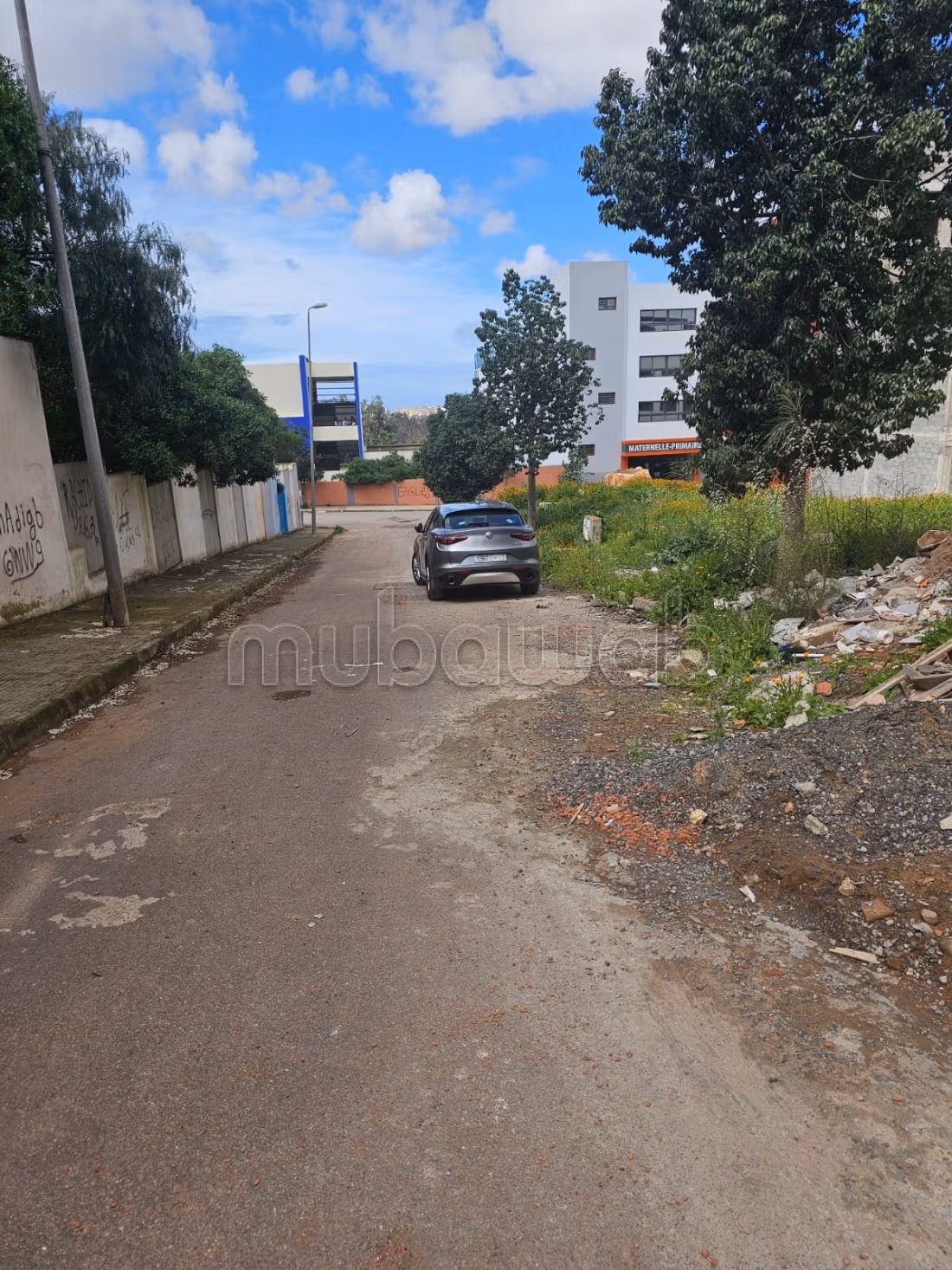 Perceel grond te koop van 160 m² - Tegenover een school -
