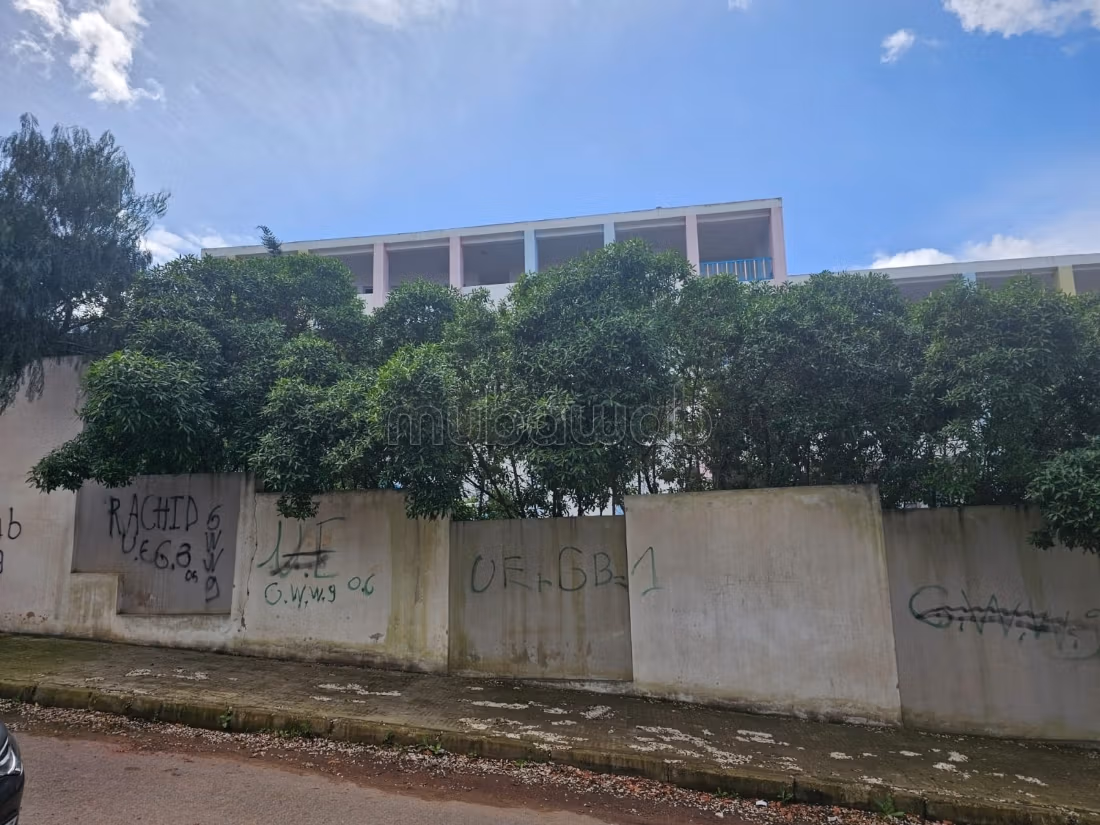 Perceel grond te koop van 160 m² - Tegenover een school -