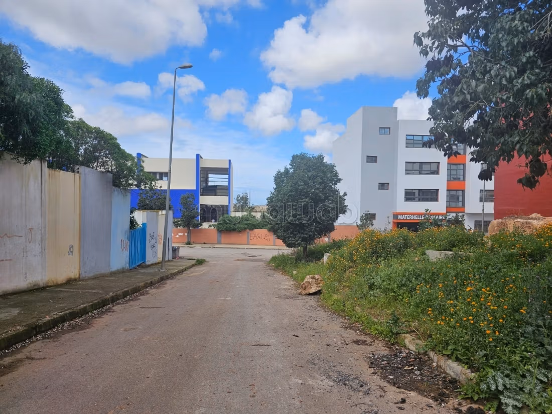 Perceel grond te koop van 160 m² - Tegenover een school -