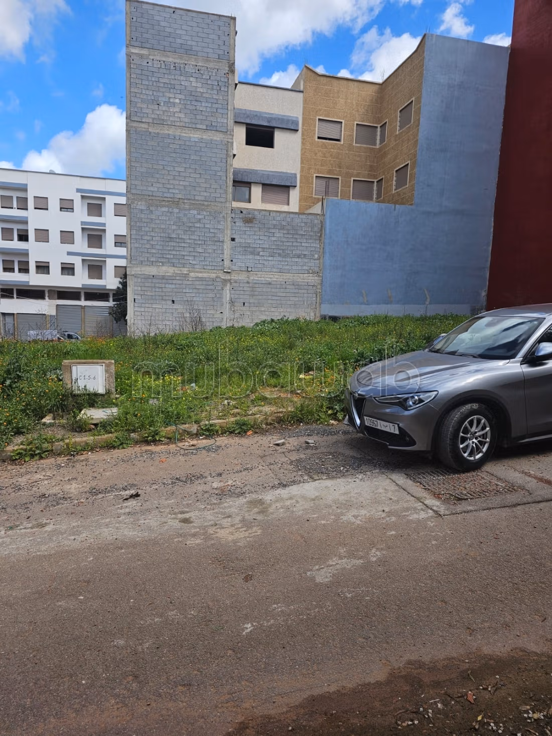 Perceel grond te koop van 160 m² - Tegenover een school -