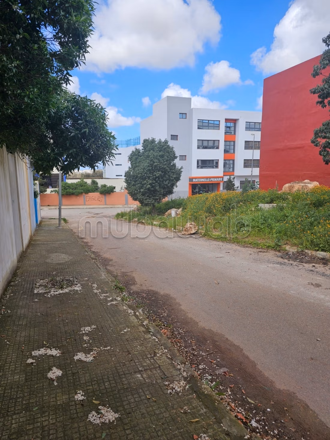 Perceel grond te koop van 160 m² - Tegenover een school -