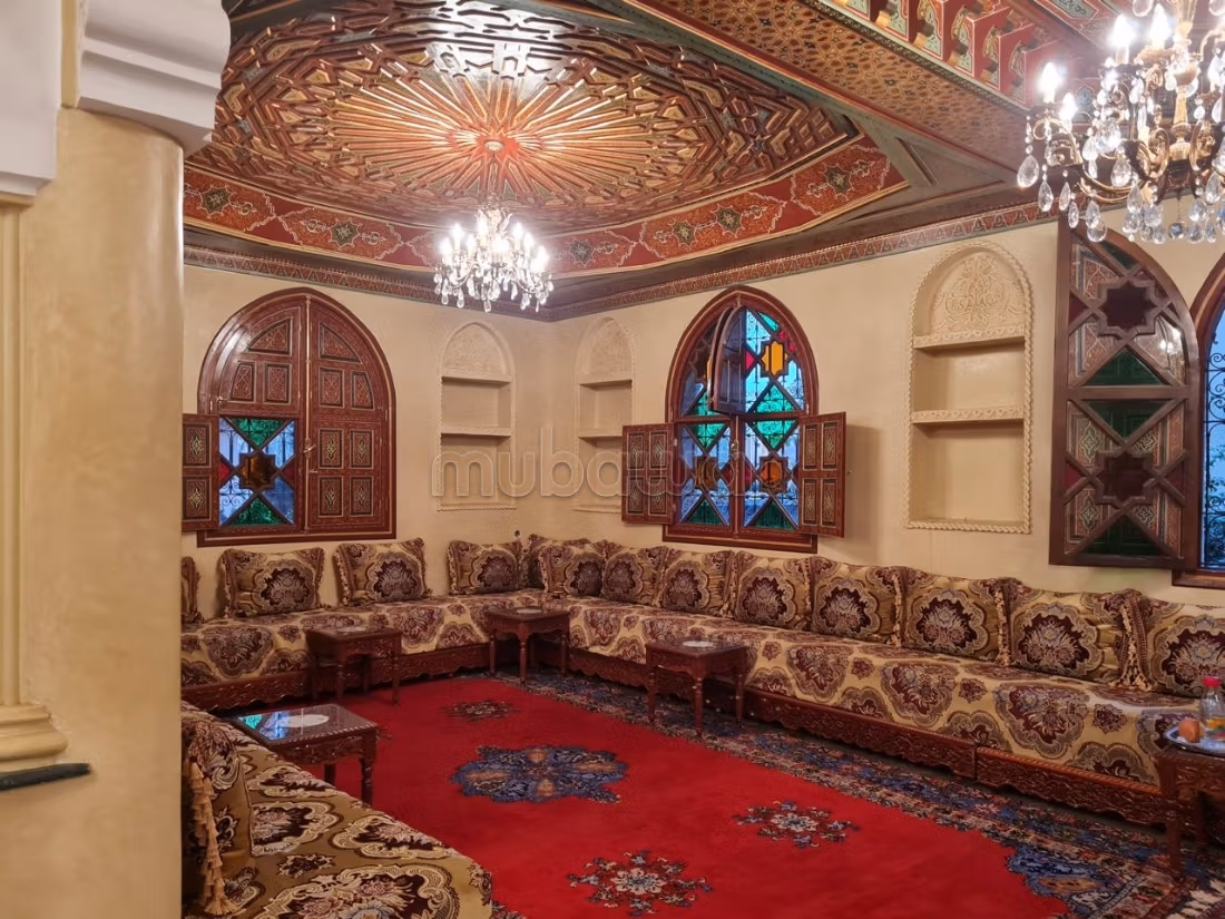 Villa hermosa en venta en Gueliz. El área es de 501 m². Ventanas de doble acristalamiento y calefacción central