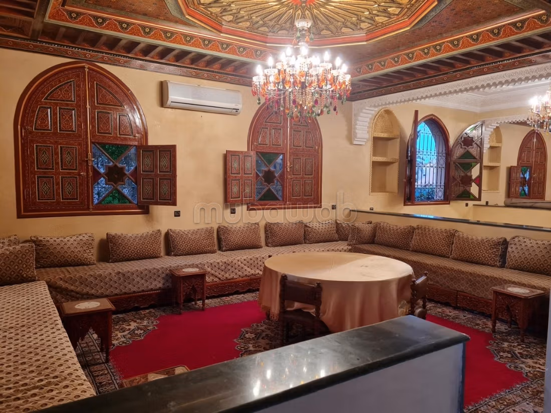Villa hermosa en venta en Gueliz. El área es de 501 m². Ventanas de doble acristalamiento y calefacción central
