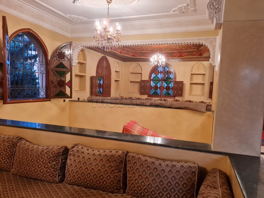 Villa hermosa en venta en Gueliz. El área es de 501 m². Ventanas de doble acristalamiento y calefacción central