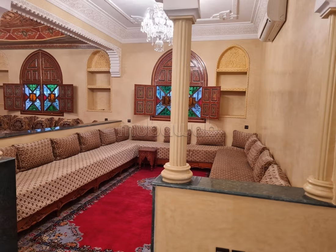 Villa hermosa en venta en Gueliz. El área es de 501 m². Ventanas de doble acristalamiento y calefacción central