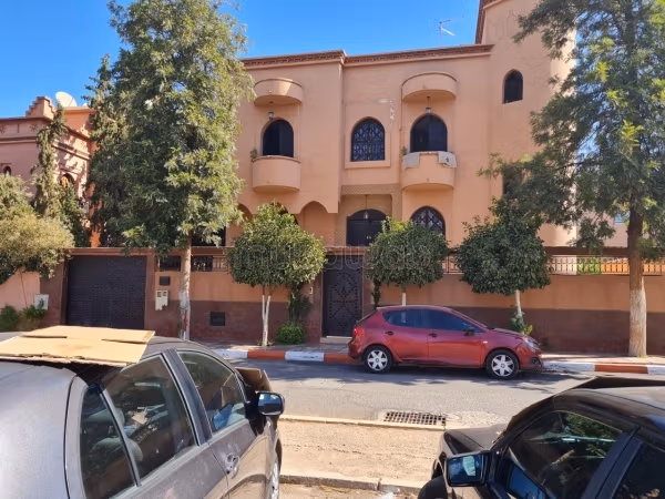 Mooie villa te koop in Gueliz. Het oppervlak is 501 m². Dubbelglazige ramen en centrale verwarming
