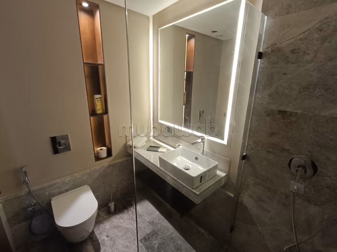 Large apartment, separate kitchen, close to CFC