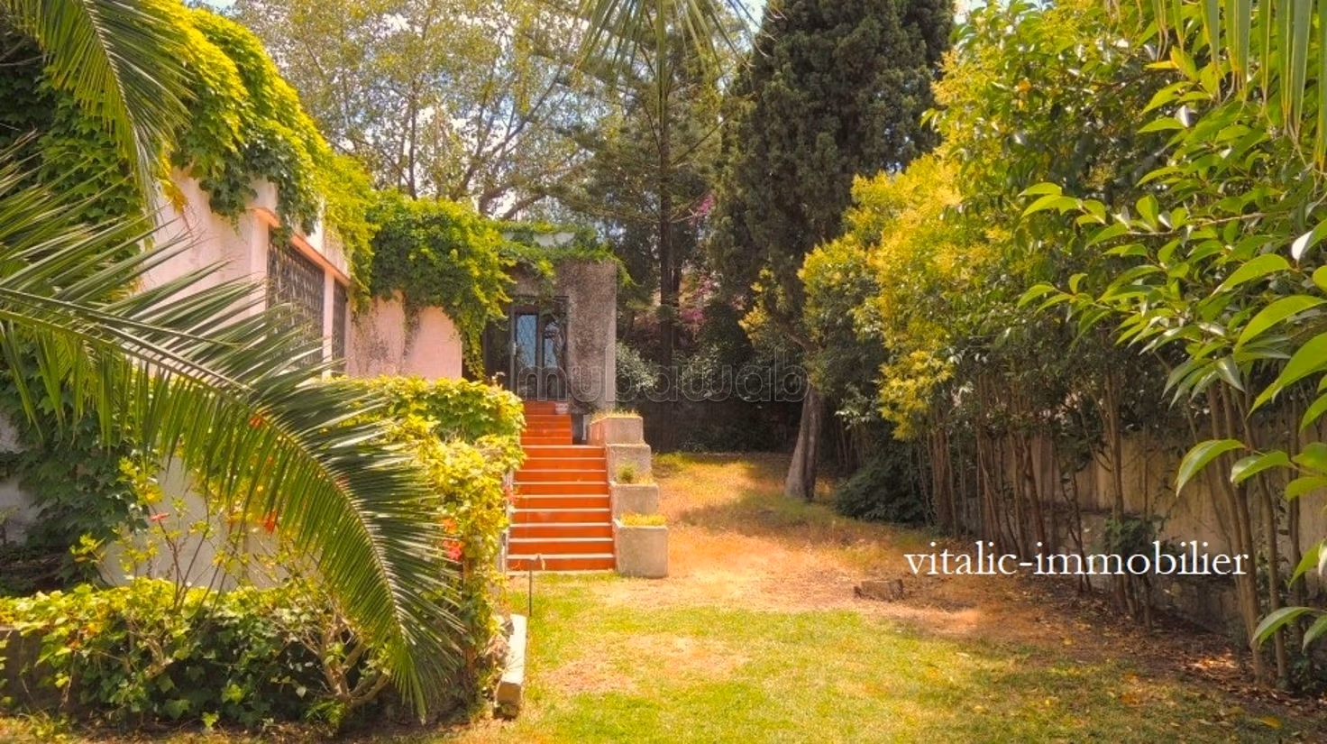 California single-storey villa with large garden