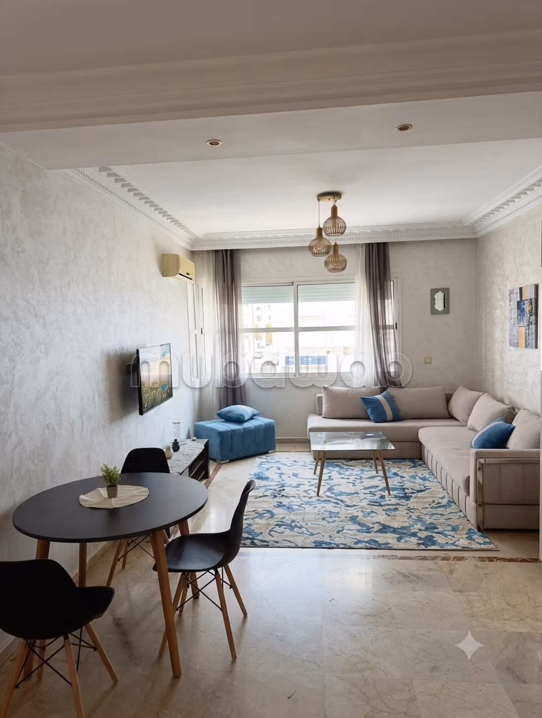 Appartement à louer à Anfa.
2 grandes pièces.
Chauffage central et porte blindée