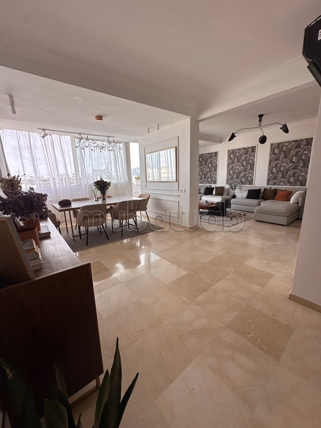 Appartement en location à Anfa.
3 pièces confortables.
Cheminée et concierge