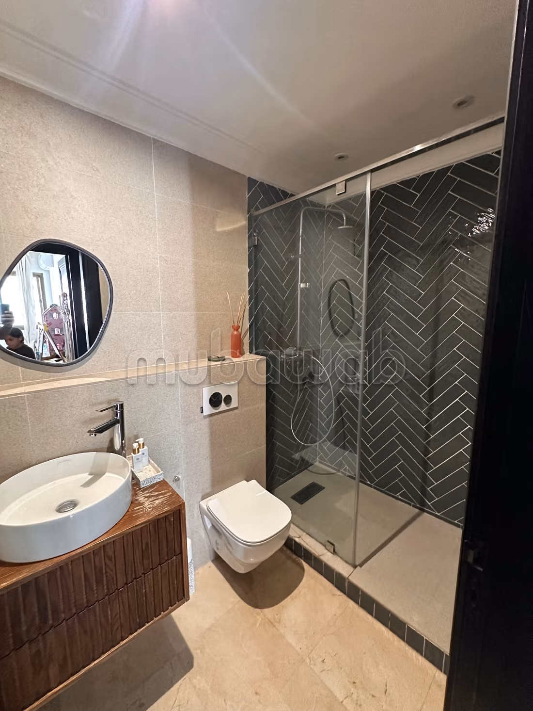 Appartement en location à Anfa.
3 pièces confortables.
Cheminée et concierge — 6