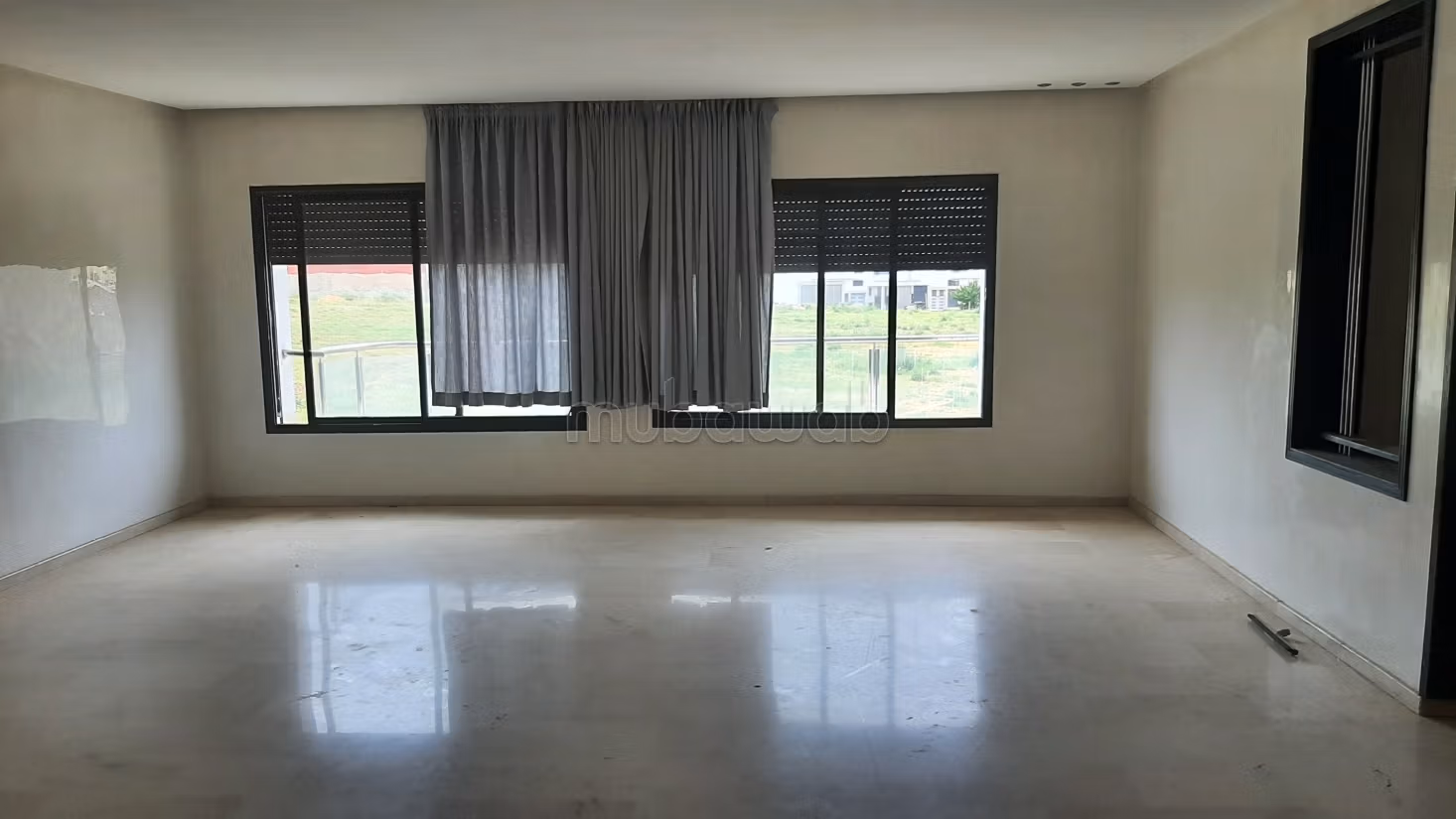 Appartement en location à Nouvelle Ville. 
3 belles chambres. 
Avec ascenseur et terrasse