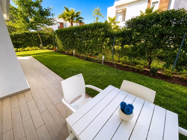 Ground floor apartment furnished with garden - Green City