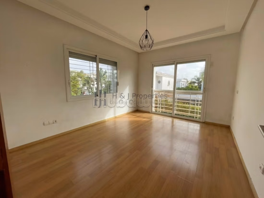 A louer villa t5 de 320 m² piscine ain diab