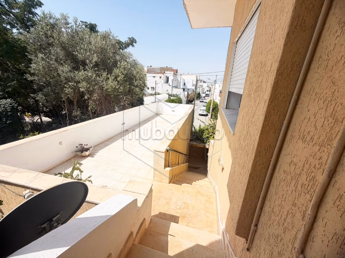 À louer à Sidi Abdelaziz, La Marsa, étage de villa