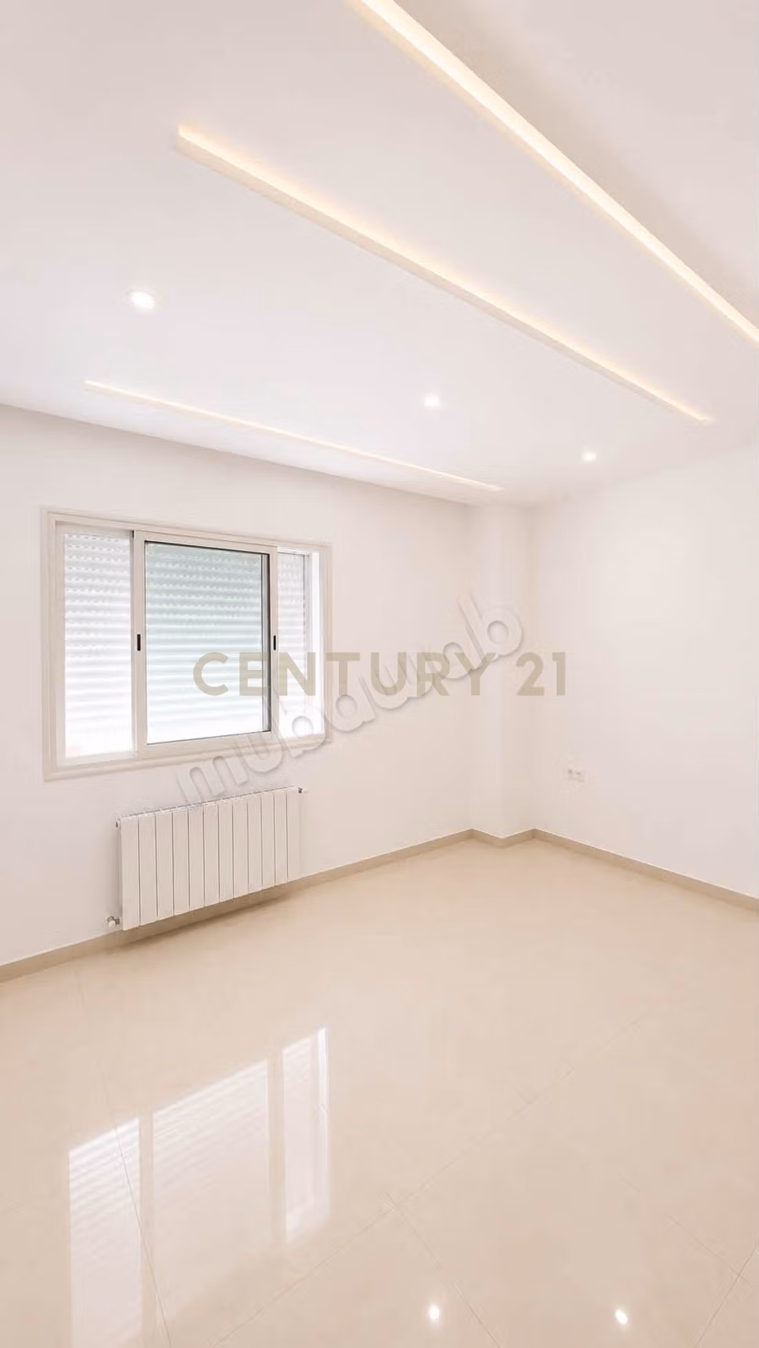For rent: new S2 floor in Cité Mora
