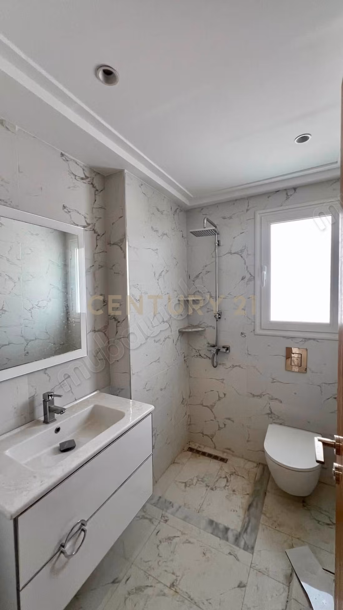 For rent: new S2 floor in Cité Mora
