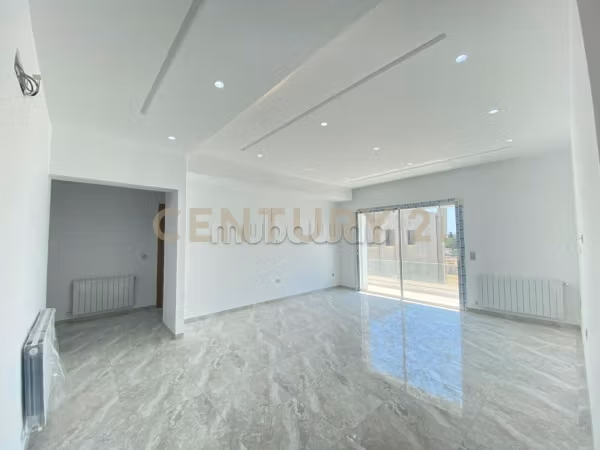 For rent: new S2 floor in Cité Mora
