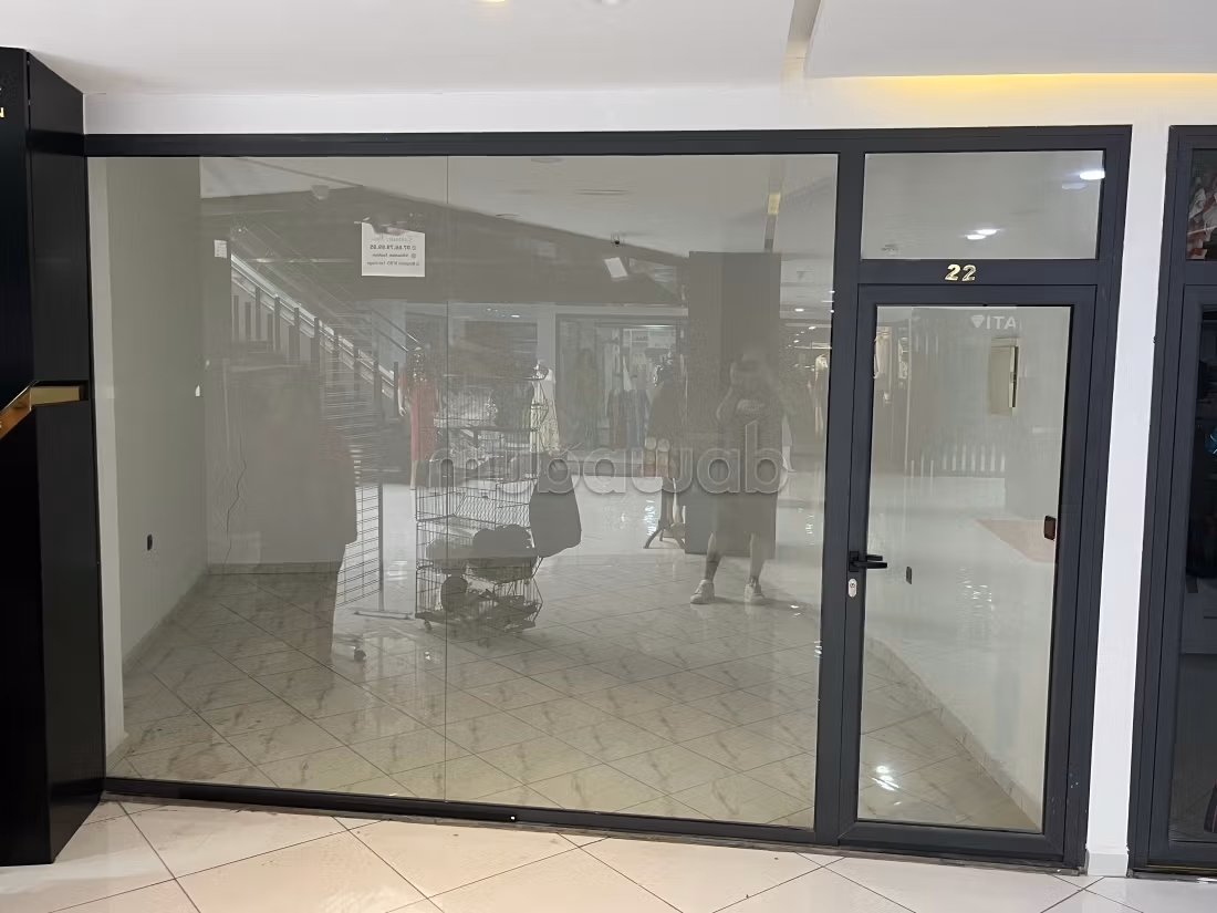 Beau local à vendre à La Ville Haute. Surface de 22 m². Résidence sécurisée