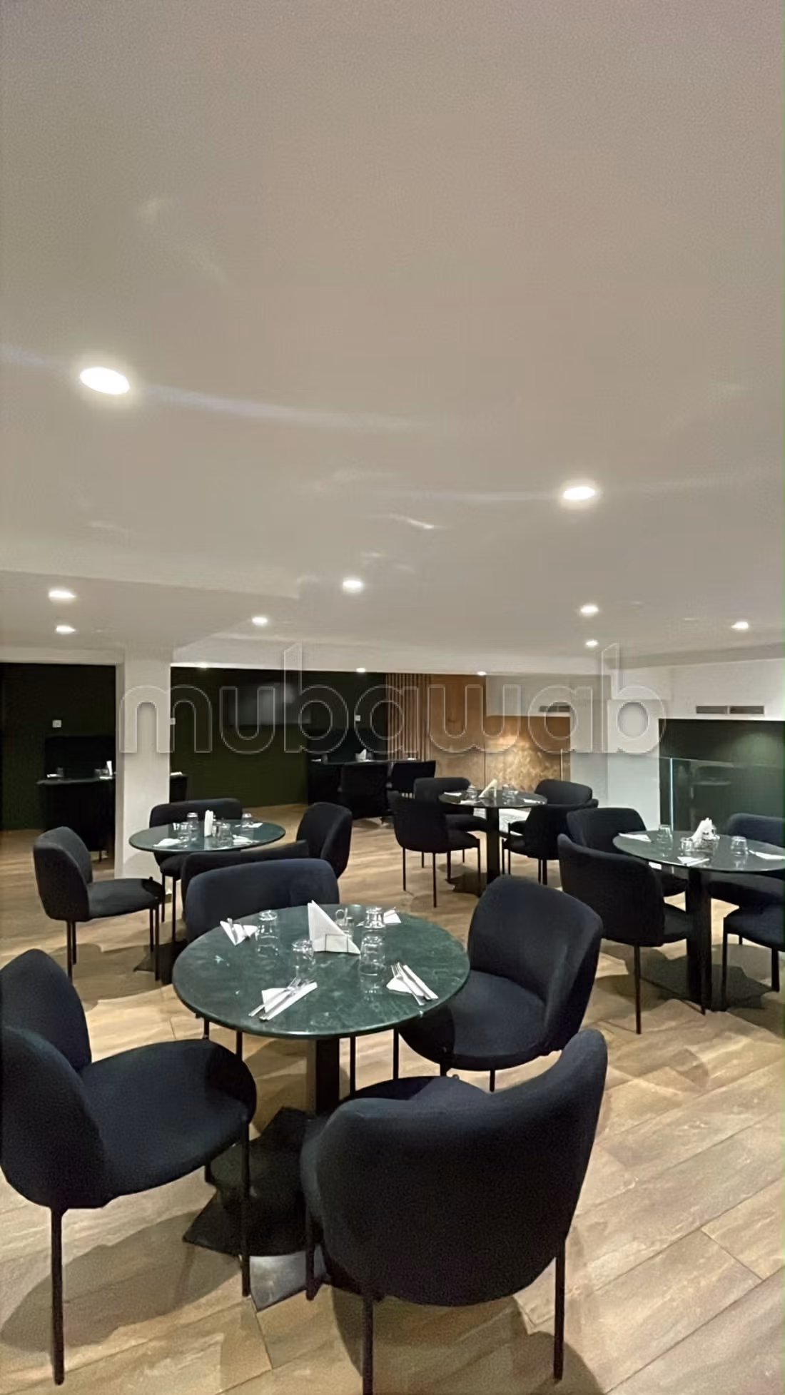 Local commercial en vente à Guéliz. 
Surface totale 530 m². 
Fenêtres double vitrage