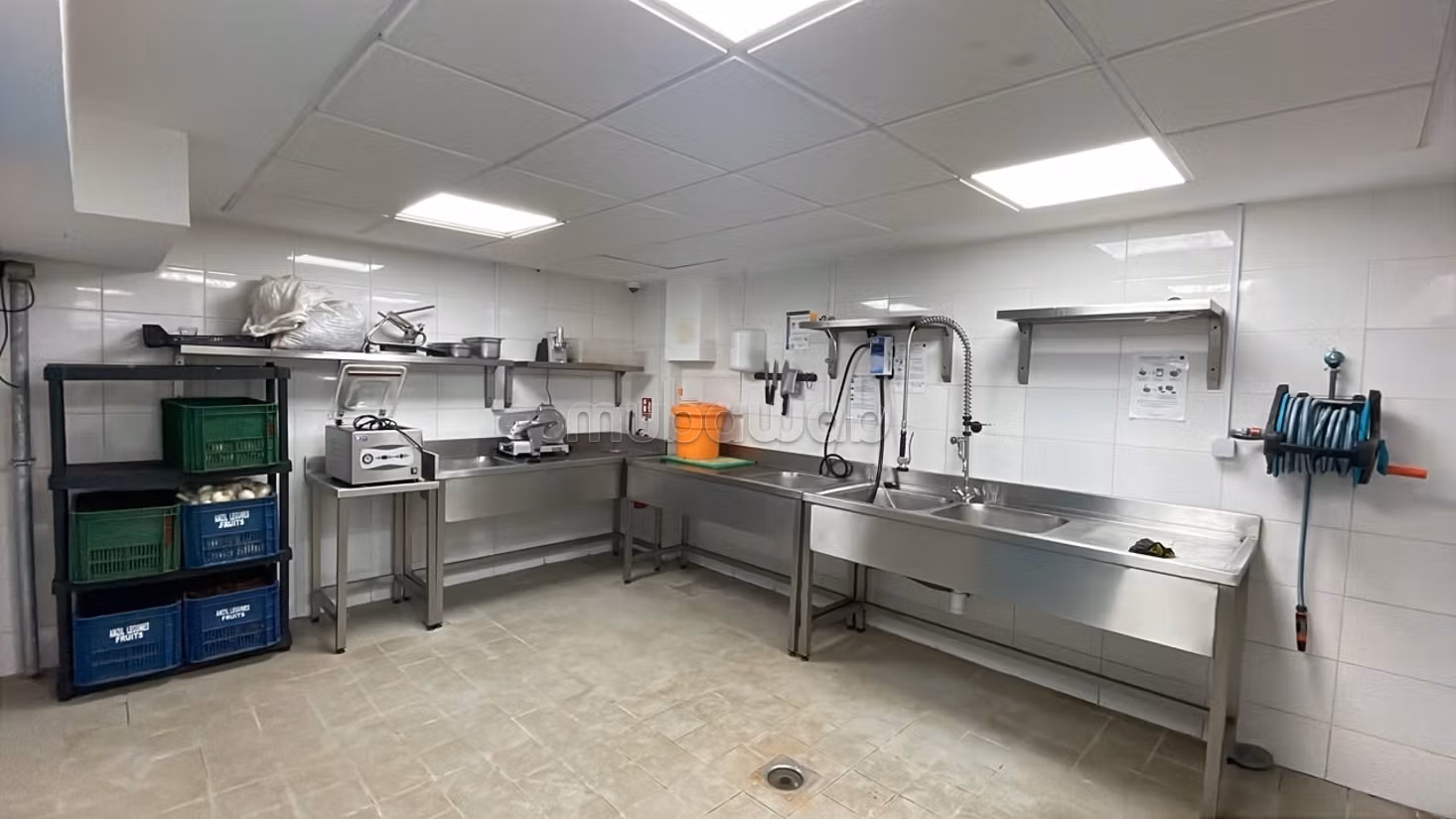 Local commercial en vente à Guéliz. 
Surface totale 530 m². 
Fenêtres double vitrage