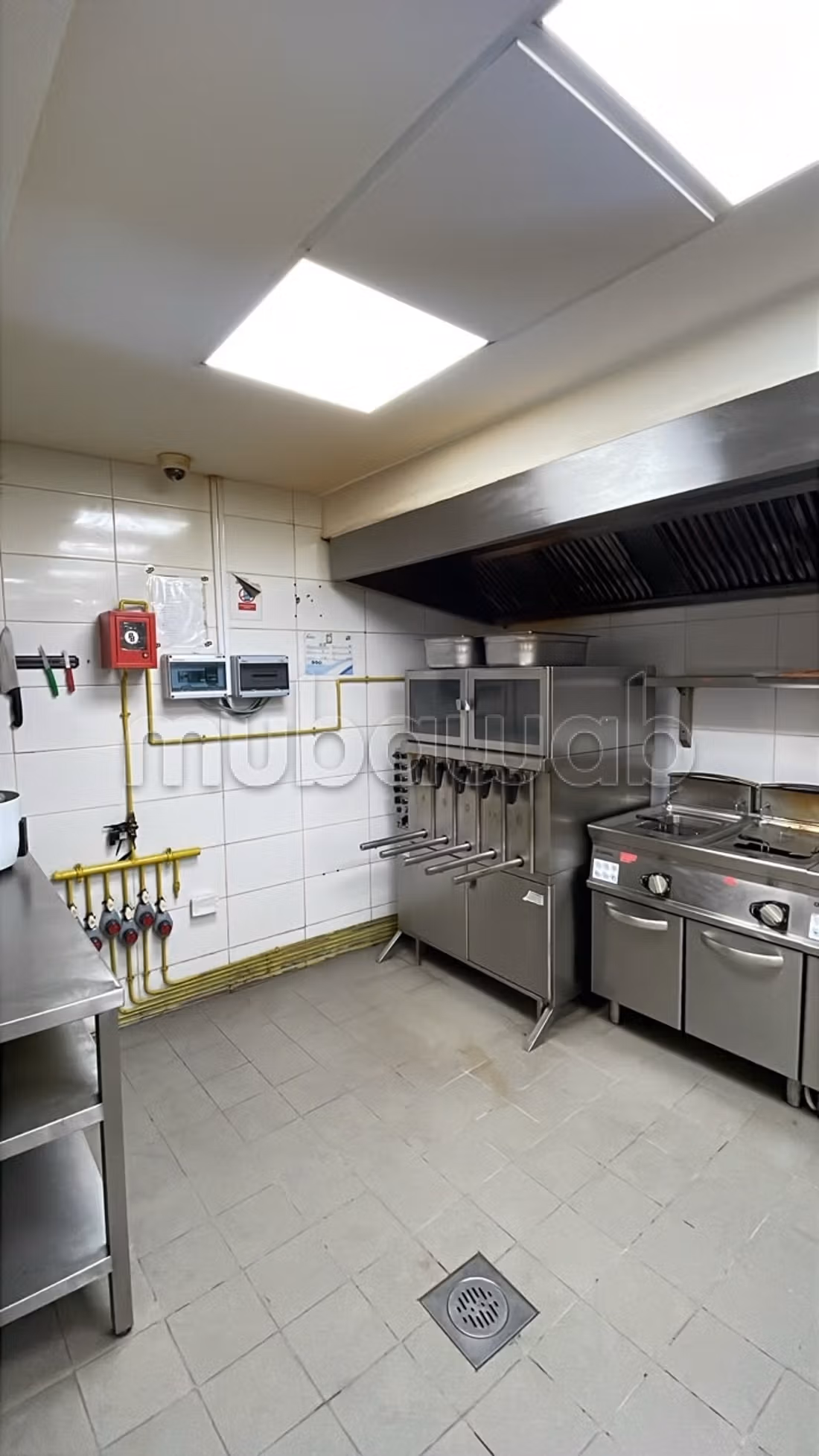 Local commercial en vente à Guéliz. 
Surface totale 530 m². 
Fenêtres double vitrage