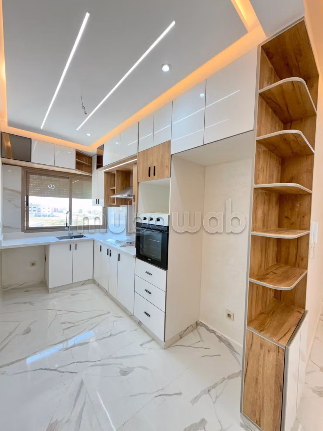 Vente d'un bel appartement à Al Kawtar. 
6 pièces confortables. 
Cuisine équipée — 2