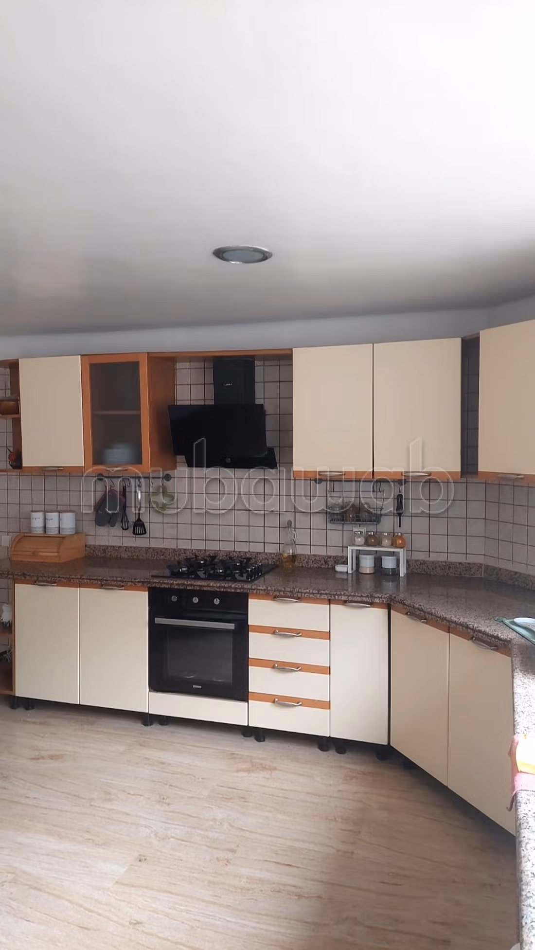 Superbe appartement à louer à Gauthier.
3 belles chambres.
Meublé — 2