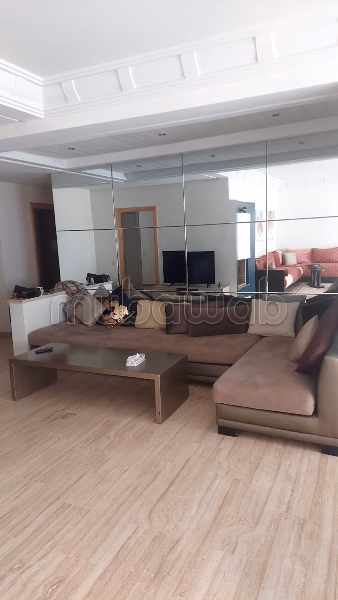 Superbe appartement à louer à Gauthier.
3 belles chambres.
Meublé — 4