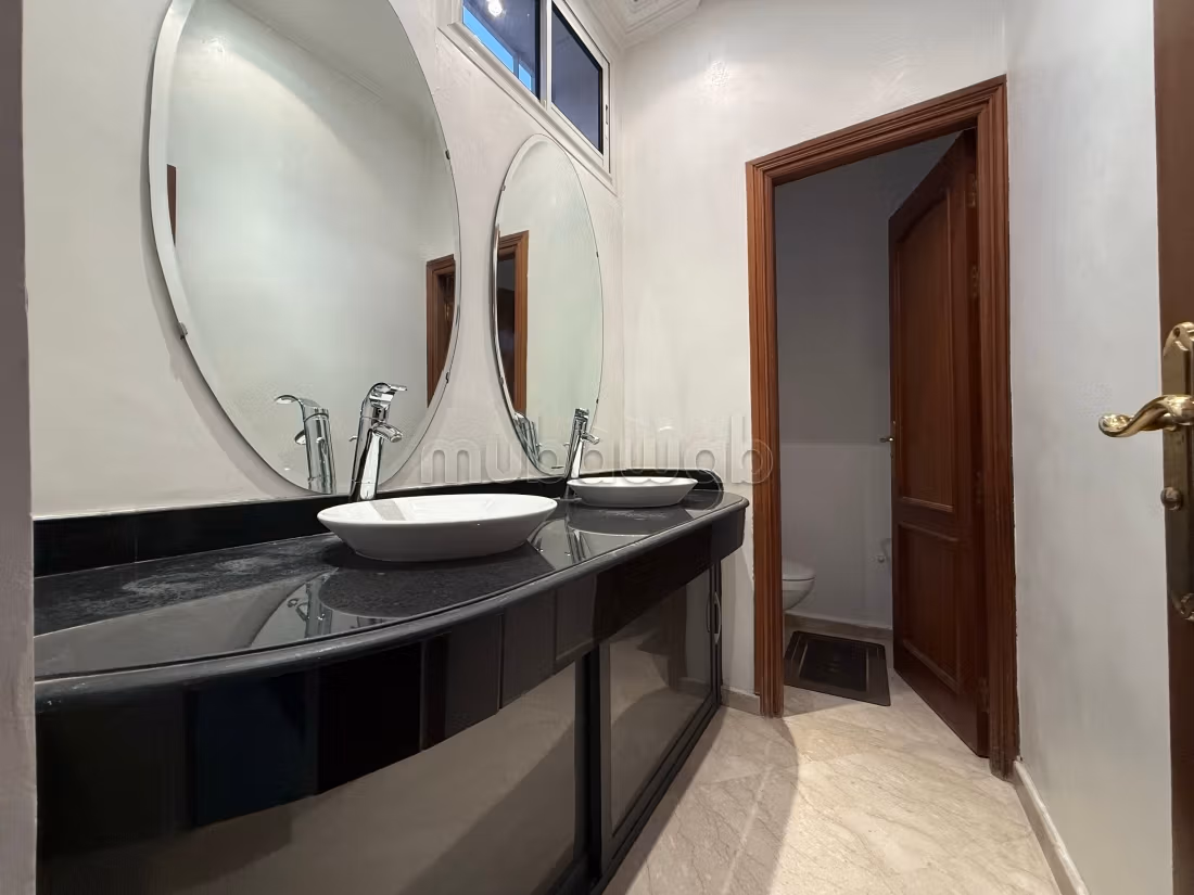 Location villa 4 pleasant bedrooms. Traditional living room and satellite antenna system