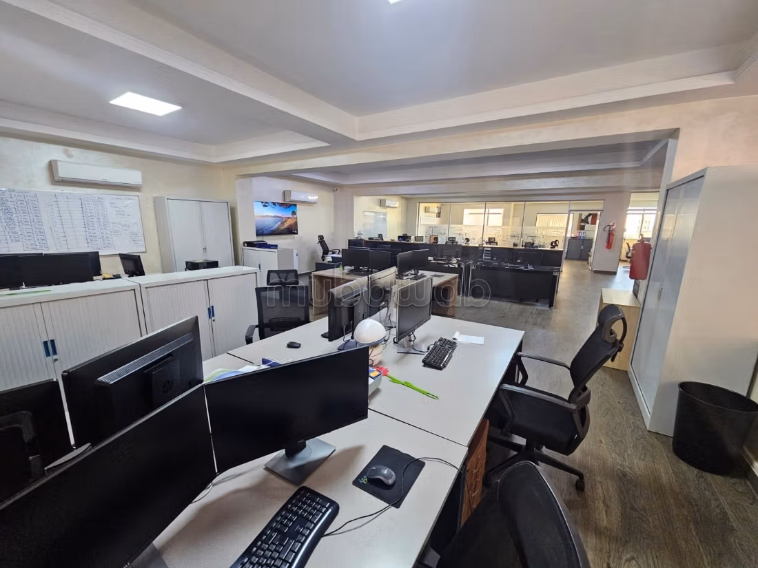 Edificio comercial en venta en el barrio industrial de Al Massar con una superficie de 840 m². 3 pisos de 280 m²