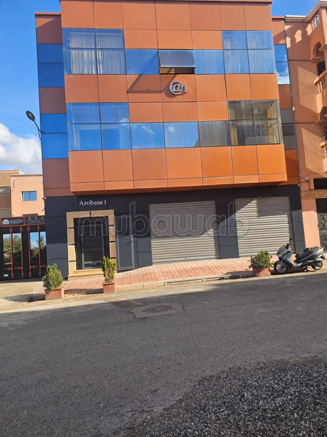Edificio comercial en venta en el barrio industrial de Al Massar con una superficie de 840 m². 3 pisos de 280 m²