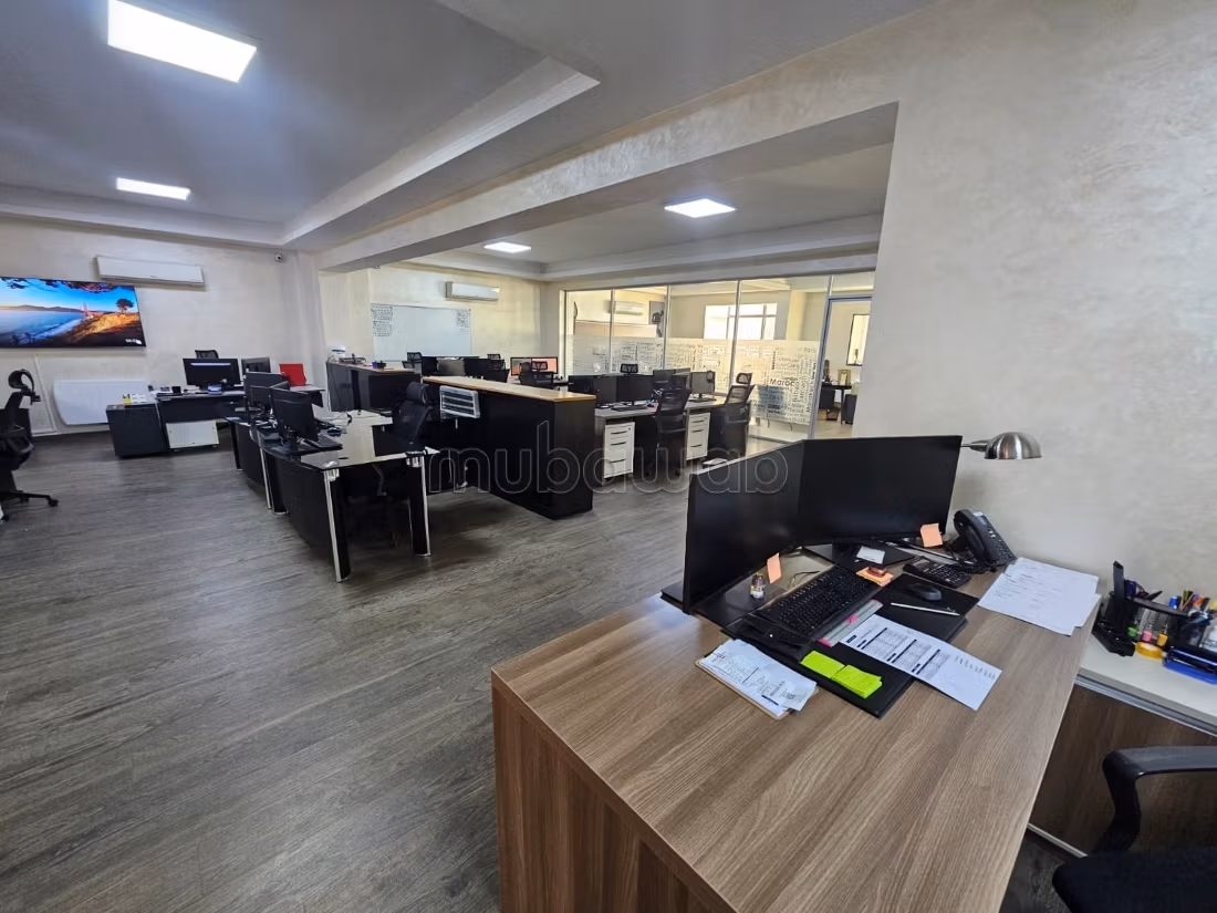 Edificio comercial en venta en el barrio industrial de Al Massar con una superficie de 840 m². 3 pisos de 280 m²