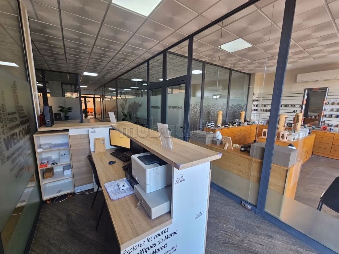 Edificio comercial en venta en el barrio industrial de Al Massar con una superficie de 840 m². 3 pisos de 280 m²