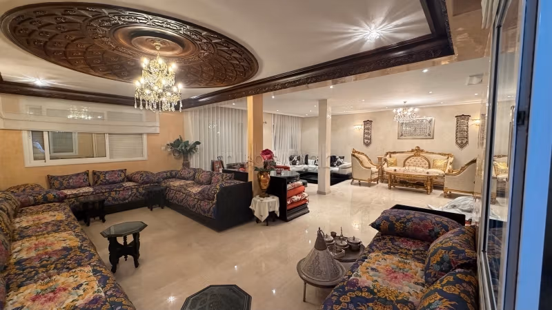 Splendide villa à vendre à Hay Haddaouia. 
10 pièces. Bien meublé
