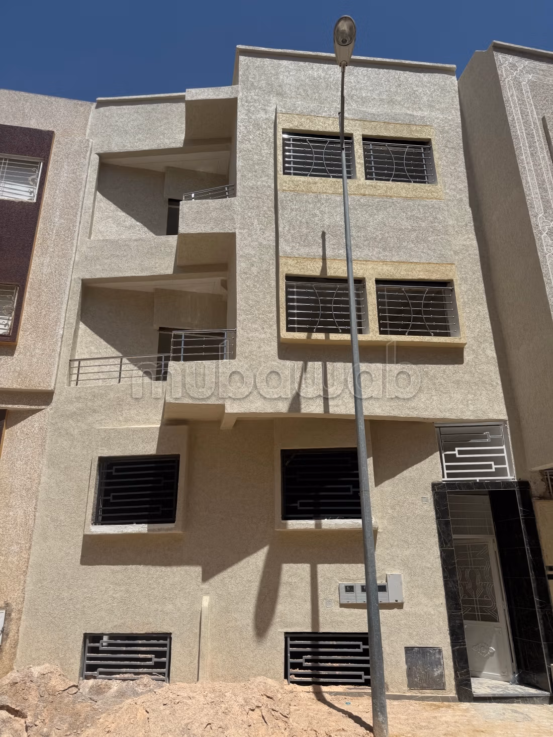 Vente d'un bel appartement à Quartier Oued Fes. 
2 grandes pièces. 
Grande terrasse