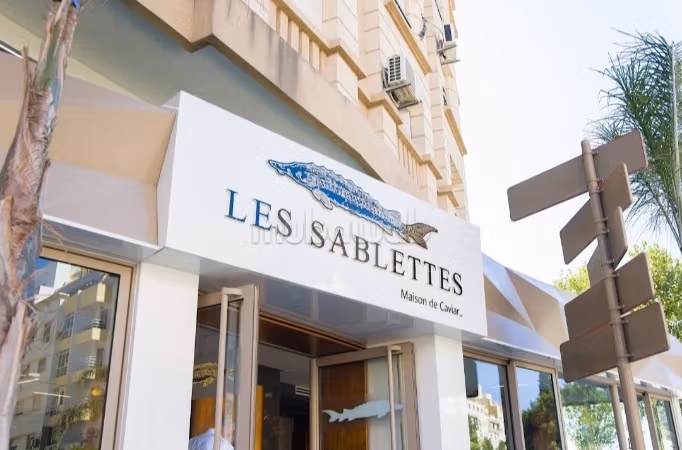 Offices and shops for sale in Moudjahidines. Total area 426 m². Double glazed windows and central heating.