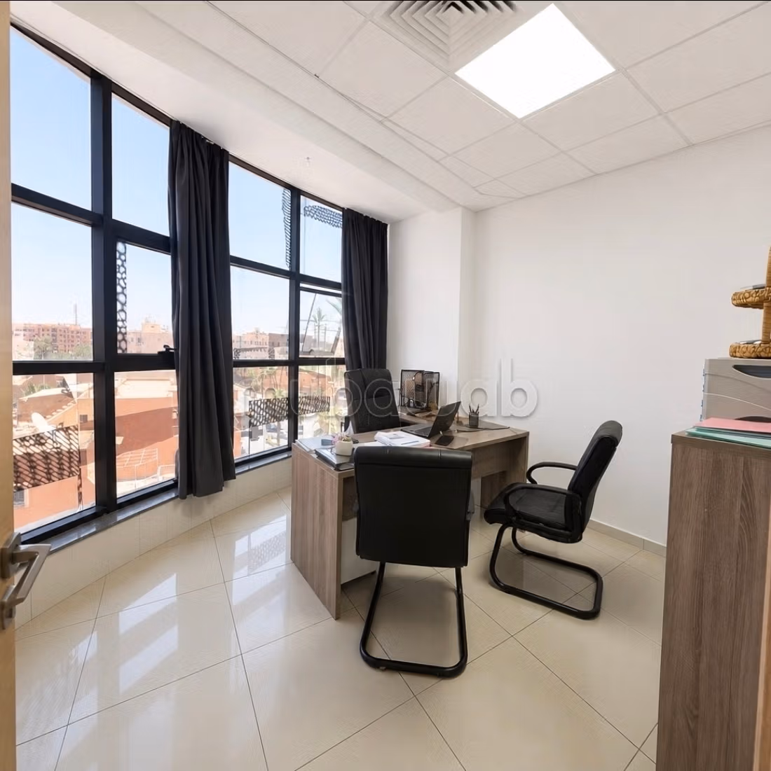 Bureaux à louer à Guéliz. Surface de 101 m². Résidence avec concierge, climatisation générale