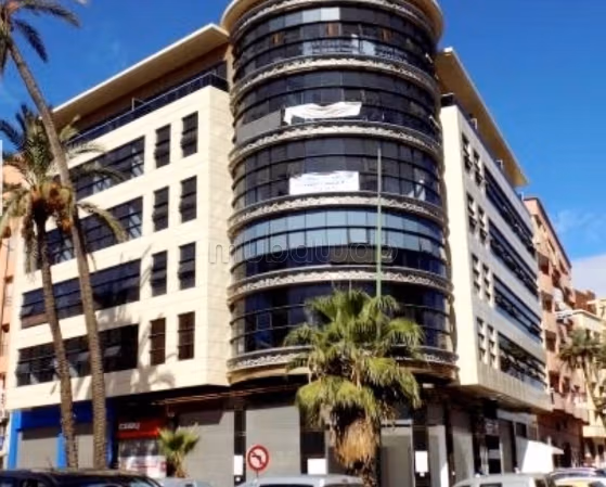 Offices for rent in Guéliz. Area of 101 m². Residence with concierge, general air conditioning.
