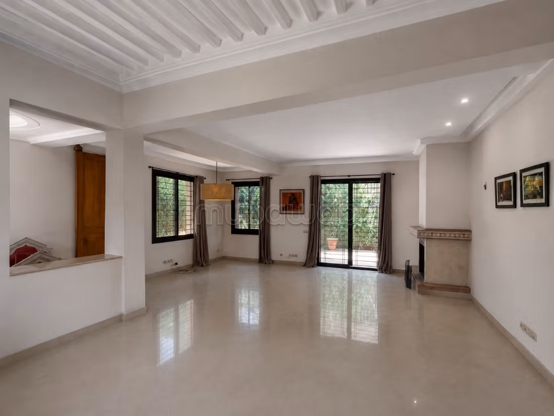 Villa 5 Camere con Giardino Privato, Targa