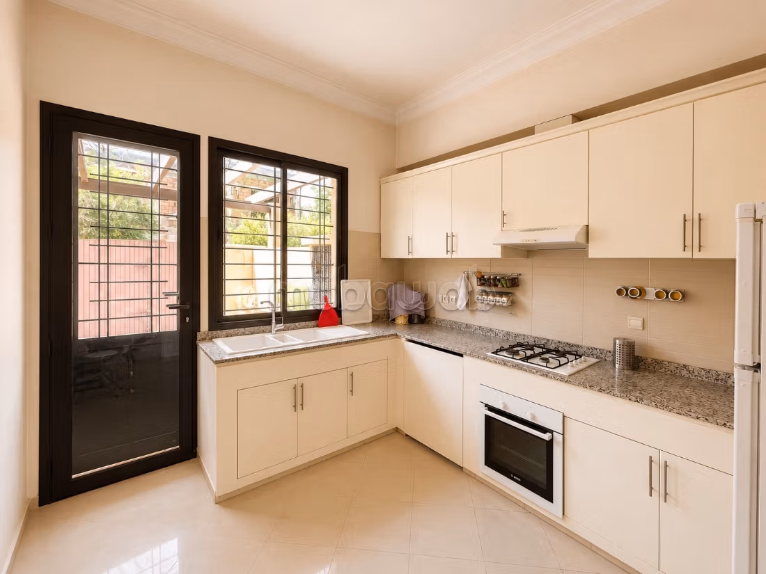 Villa 5 Camere con Giardino Privato, Targa