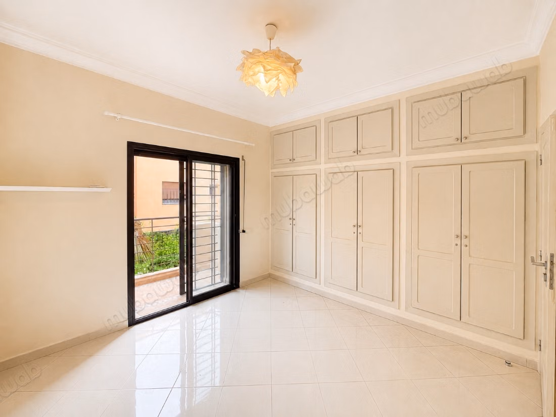 Villa de 5 dormitorios con jardín privado, Targa