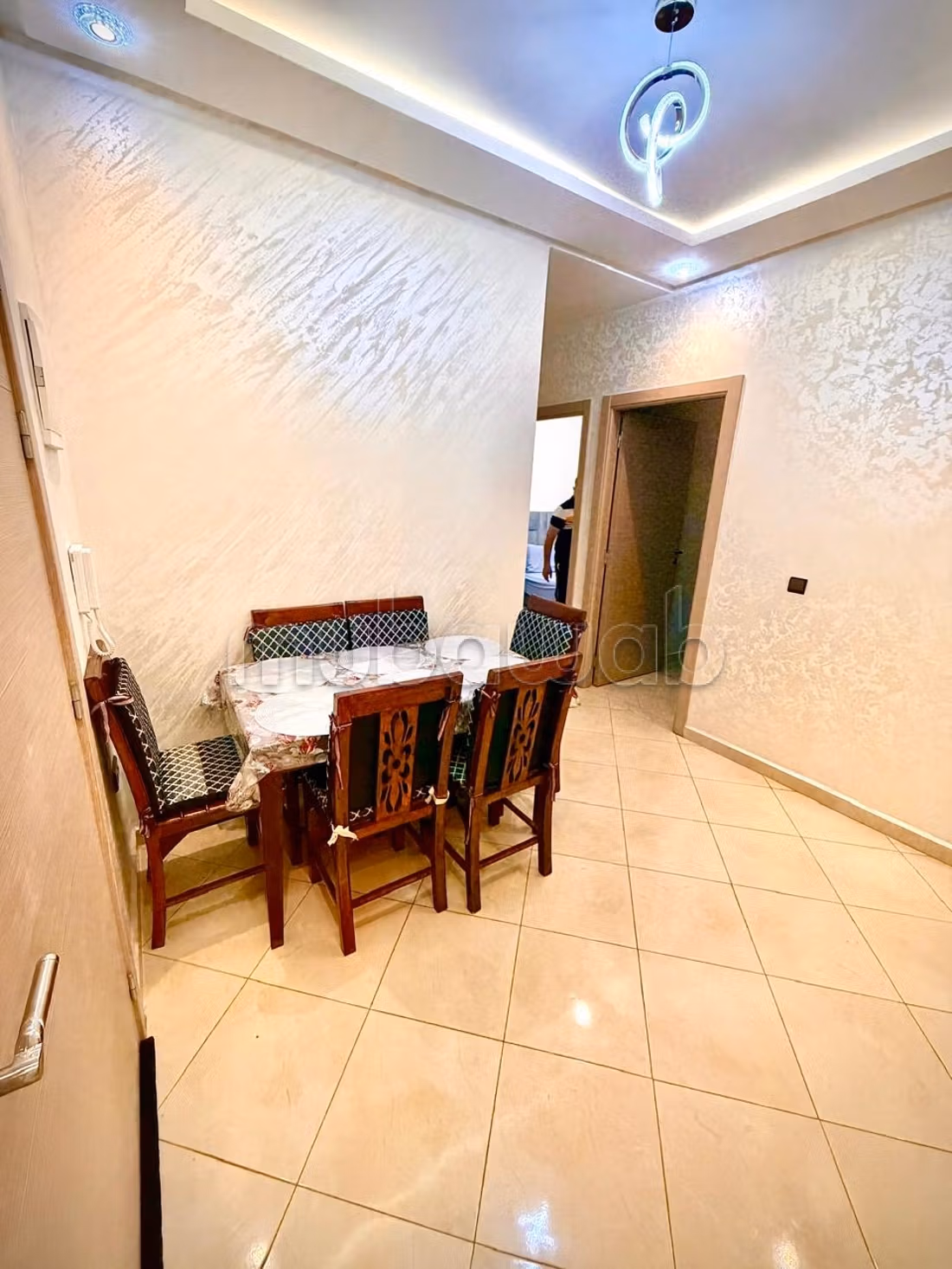 Très bel appartement en location à Biranzarane. 2 pièces. Meublé