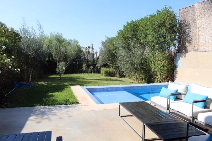 DA VISITARE. Bella villa su un campo da golf con piscina