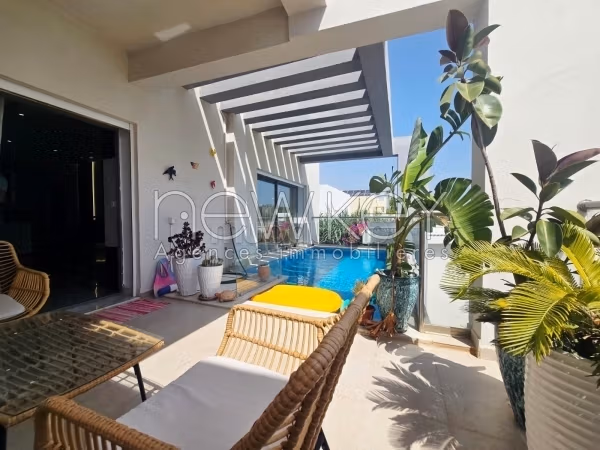 In vendita un attico con piscina a Gammarth