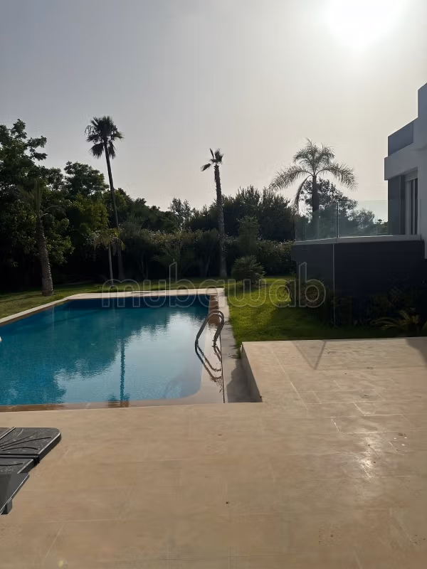 Villa de haut standing meublés à louer à Souissi. 4 belles chambres. Meublé